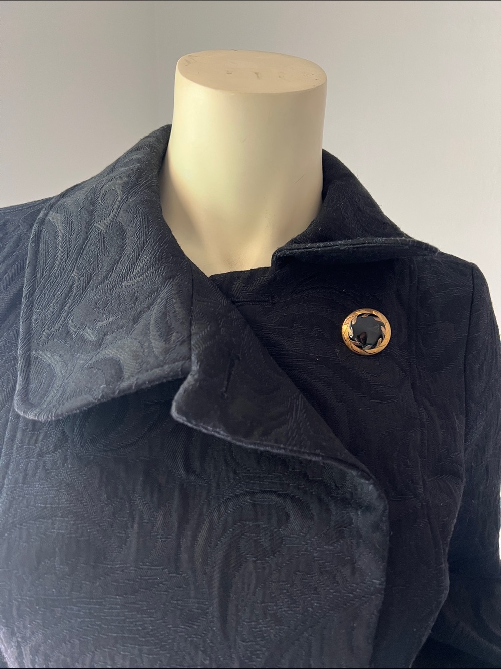 Guess Black Textured Cropped Balloon Sleeve Blazer. Size Medium. - Picture 4 of 5